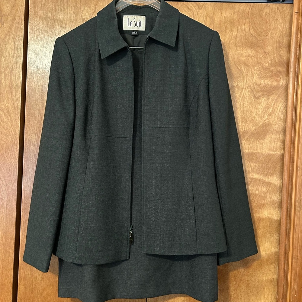 Le Suit Women's Dark Green Jacket and skirt